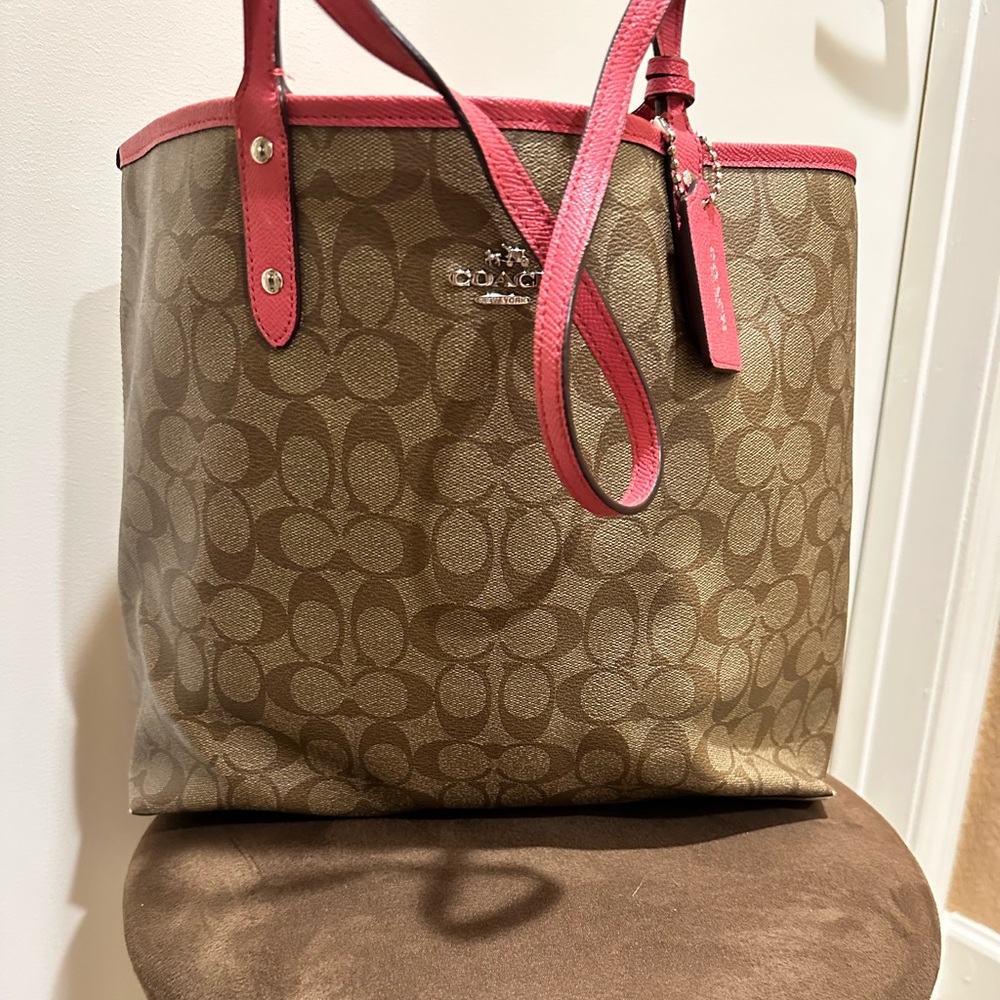 Coach shoulder bag reversible.